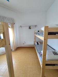 una habitación con dos literas y una ventana en Casa vacacional 6 personas, en Santa Teresita