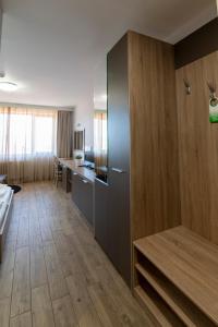 バタクにあるHotel LaCasa Tsigov Charkのホテルルーム(キッチン、デスク付)