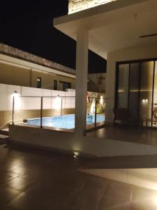 Swimmingpoolen hos eller tæt på منتجع أحجار لبيوت العطلات + 73 billeder