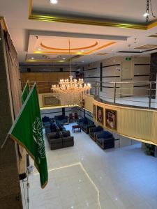 eine große Lobby mit Sofas und einer Flagge in der Unterkunft Jazirat Al Balad in Muzdalifah