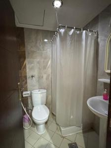 ein Badezimmer mit Toilette, Dusche und Waschbecken in der Unterkunft Jazirat Al Balad in Muzdalifah