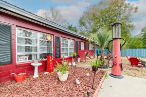 Ảnh trong thư viện ảnh của Little red house with vintage, retro feel to it! ở Ocala +26 ảnh