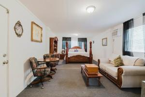 Ảnh trong thư viện ảnh của Little red house with vintage, retro feel to it! ở Ocala