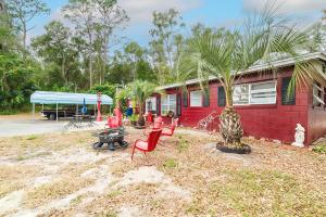 Ảnh trong thư viện ảnh của Little red house with vintage, retro feel to it! ở Ocala