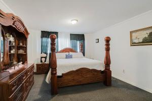 um quarto com uma cama grande e uma cômoda em Little red house with vintage, retro feel to it! em Ocala