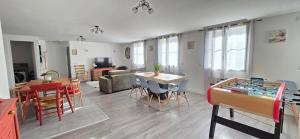 TV a/nebo společenská místnost v ubytování L'arcade Grand appart 10 pers-400m du sanctuaire 3 chambres 2 SDB arcade baby foot