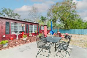 Ảnh trong thư viện ảnh của Little red house with vintage, retro feel to it! ở Ocala