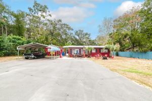 Ảnh trong thư viện ảnh của Little red house with vintage, retro feel to it! ở Ocala