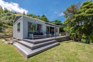 O grădină în afara Wharangi Cottage