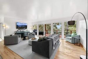 Hot TubSaunaPoolPrivate Beach Tahoe Oasis في Skyland: غرفة معيشة مع أرائك وتلفزيون