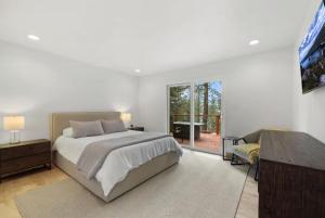 Hot TubSaunaPoolPrivate Beach Tahoe Oasis في Skyland: غرفة نوم بها سرير ومكتب ونافذة +19 صورة