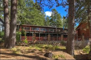 Hot TubSaunaPoolPrivate Beach Tahoe Oasis في Skyland: منزل في الغابة مع الأشجار