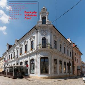Un edificio con una torre de reloj en la parte superior. en B&B Hotel Praha, en Nový Jičín