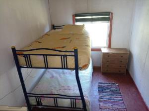 Piccola camera con letto a castello e finestra. di Cabaña carmen velasquez a Pargua