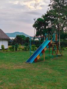 un parque infantil con un tobogán en el césped en Chula Beach Resort, en Mbita