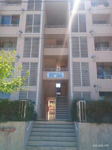 ein Gebäude mit Treppen vor einem Gebäude in der Unterkunft M&L departamento in Limache