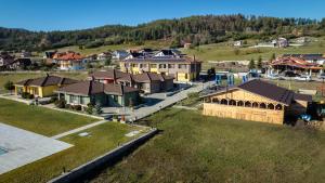 バタクにあるHotel LaCasa Tsigov Charkの小さな村の家屋の空中風景