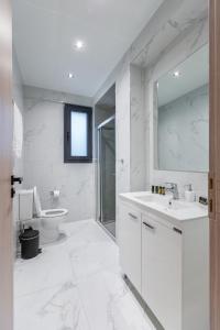 Un baño de arvangroup-apartments 74 fotos más