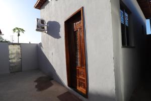 een houten deur aan de zijkant van een gebouw bij Casa-Quarto Parnaíba in Parnaíba