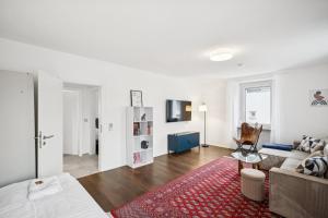 una sala de estar con una cama y un sofá en Home Wutach Blue - Business Apartment near Swiss Border, en Lauchringen