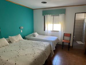 Кровать или кровати в номере Hotel Los Antiguos +68 фотографий