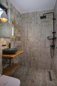 Et badeværelse på Independentei-Spiridon Central Apartaments