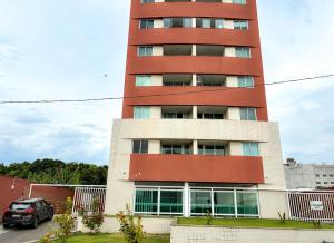 カンポ・グランデにあるFlat moderno em Campo Grande com fácil acessoの赤の高層アパートメントビル