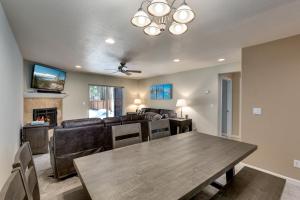 ein Esszimmer mit Tisch und Couch in der Unterkunft Meadow Chalet townhouse in South Lake Tahoe
