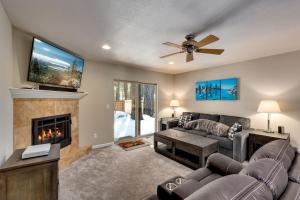 ein Wohnzimmer mit Sofa und Kamin in der Unterkunft Meadow Chalet townhouse in South Lake Tahoe