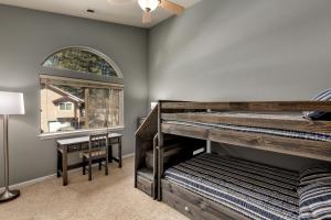 ein Schlafzimmer mit Etagenbett und Fenster in der Unterkunft Meadow Chalet townhouse in South Lake Tahoe