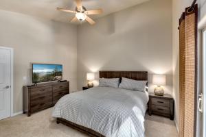 ein Schlafzimmer mit Bett und Deckenventilator in der Unterkunft Meadow Chalet townhouse in South Lake Tahoe + 12 Fotos