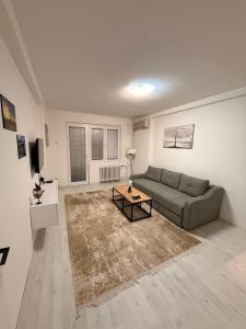 Posezení v ubytování Condo on the Main Square Skopje