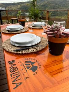 Cảnh núi rừng hoặc tầm nhìn ra núi từ nhà gỗ