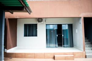 eine Hausfassade mit einer Glastür in der Unterkunft Flat Coqueirinho in Conde
