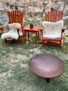 duas cadeiras e uma mesa e duas cadeiras e uma mesa em Chalé romântico com hidro, lareira e churrasqueira na Serra em Serra Negra mais 38 fotografias