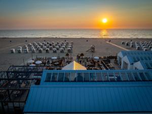 - Vistas a la playa al atardecer en SandCsleep, en Katwijk