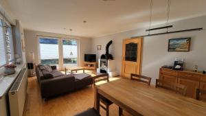 un soggiorno con un divano e un tavolo di Ferienhaus Windland a Hof Dranske