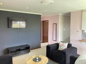 Χώρος καθιστικού στο Unit 2, GatherPoint Sleeps 8 Self-Catering Group Belhar-CT