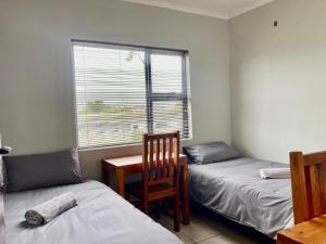 Ένα ή περισσότερα κρεβάτια σε δωμάτιο στο Unit 2, GatherPoint Sleeps 8 Self-Catering Group Belhar-CT