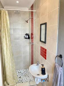 Ένα μπάνιο στο Unit 2, GatherPoint Sleeps 8 Self-Catering Group Belhar-CT +16 φωτογραφίες