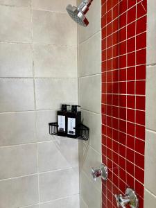 Ένα μπάνιο στο Unit 2, GatherPoint Sleeps 8 Self-Catering Group Belhar-CT