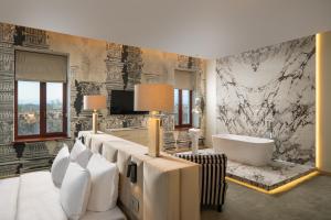 un baño con bañera y lavabo en Domeniile Martinutzi - Conac Rhédey, en Vintu De Jos