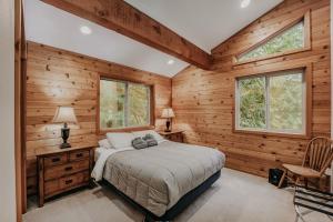 Ένα ή περισσότερα κρεβάτια σε δωμάτιο στο Silver Lake 7 - Unsurpassed lakefront views from this spectacular pet-friendly