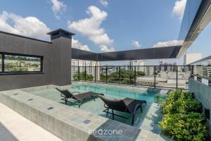 Bazén v ubytování Estúdios Modernos e Completos em Blumenau - ELN nebo v jeho okolí