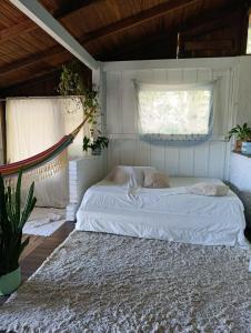 En eller flere senge i et værelse på Surya SurfVilla