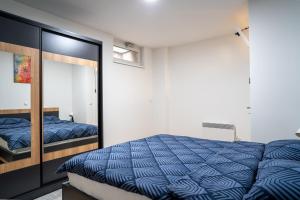 un dormitorio con una cama y un espejo en Apartment Znaor, en Kupres