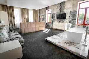 Habitación grande con bañera y TV. en Domeniile Martinutzi - Conac Rhédey, en Vintu De Jos