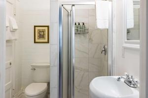 une salle de bains avec douche, toilettes et lavabo dans l'établissement Curry House - Room 1, à Key West