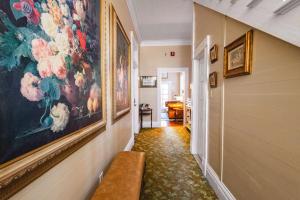 un couloir avec un mur peint et un banc dans l'établissement Curry House - Room 1, à Key West 6 autres photos