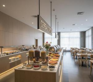 una linea a buffet con molti tipi diversi di cibo di Sabah Apart a Konya